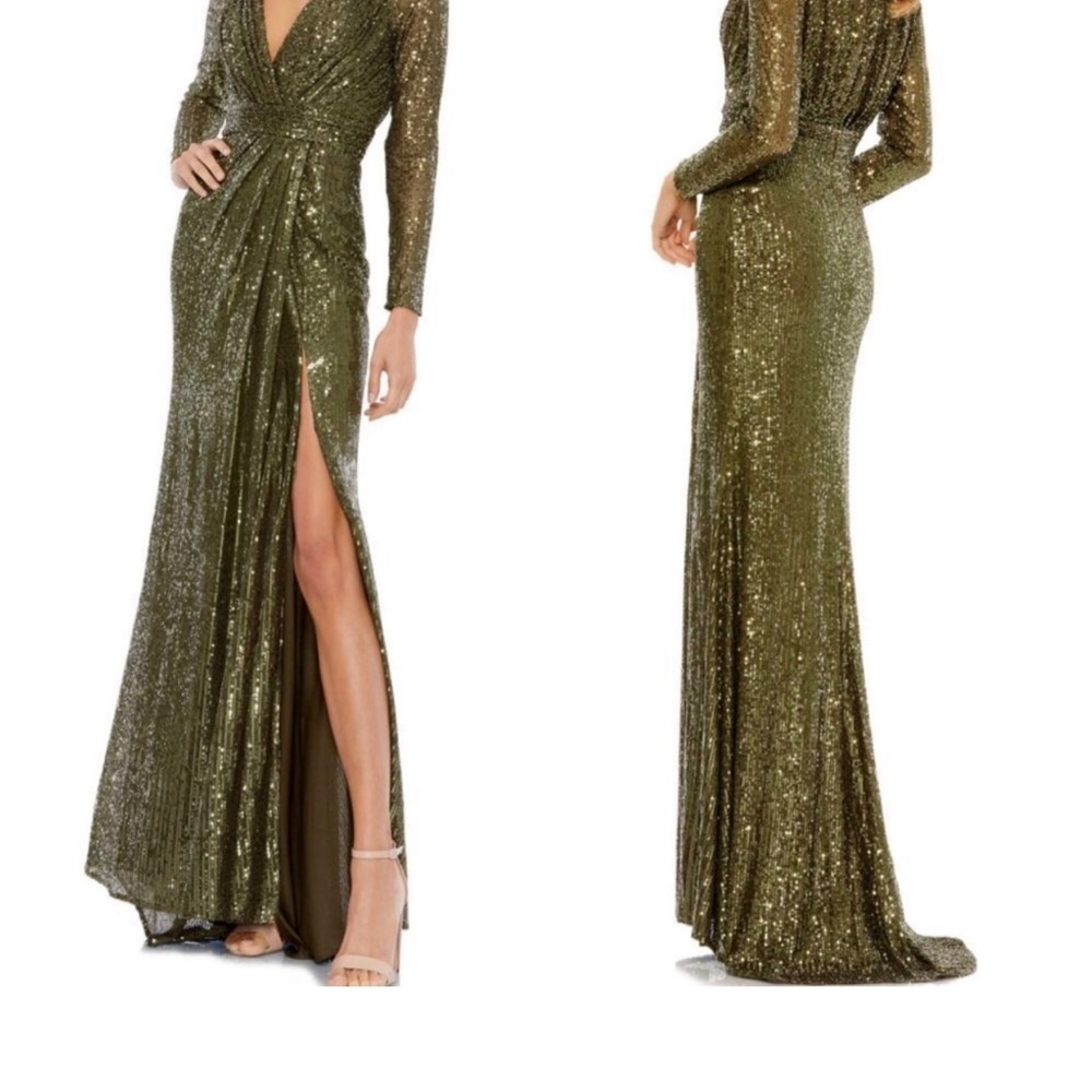 Evening gown in a beautiful shade of green. NWT